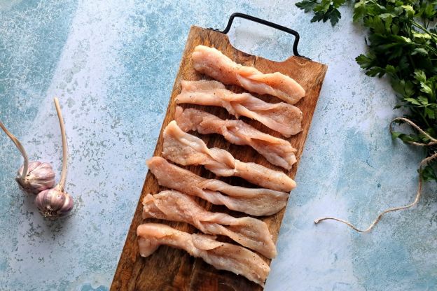 faworki z kurczaka - zawijanie