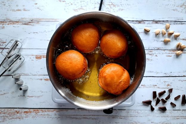 pączki dubajskie - smażenie pączków