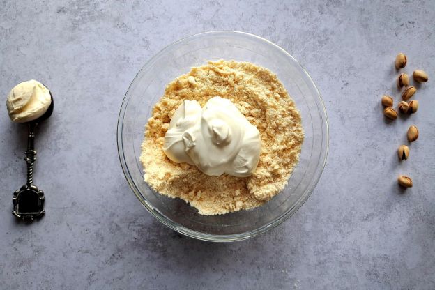 rurki z kremem pistacjowym - dodanie śmietany