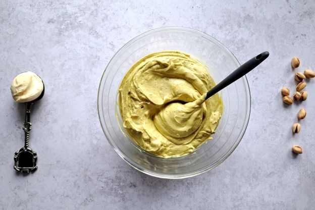 rurki z kremem pistacjowym - mieszanie kremu