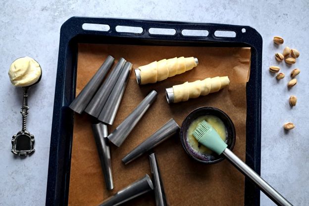 rurki z kremem pistacjowym - nawijanie na foremki