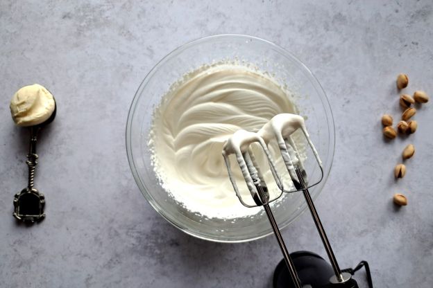 rurki z kremem pistacjowym - ubijanie śmietany