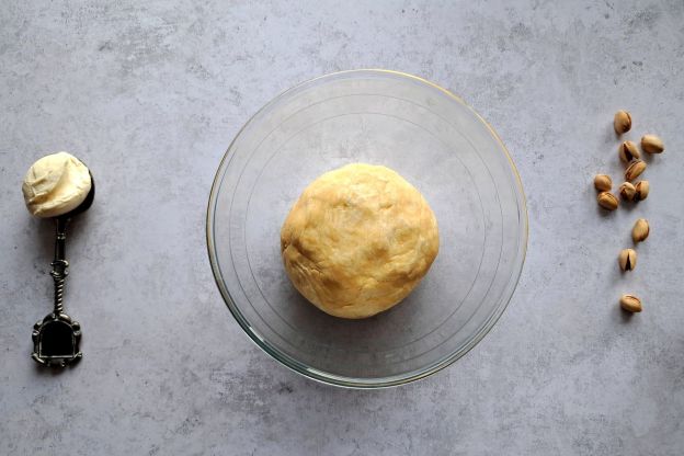 rurki z kremem pistacjowym - zagniatanie ciasta