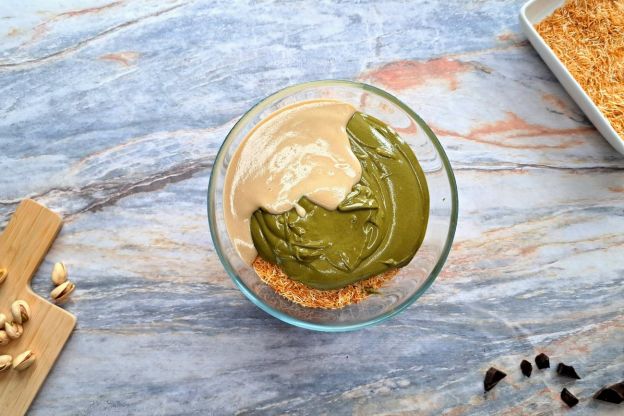 tarta dubajska - mieszanie nadzienia