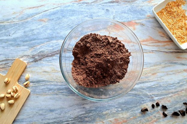 tarta dubajska - mieszanie składników na kruche ciasto