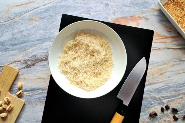 tarta dubajska - siekanie ciasta kataifi