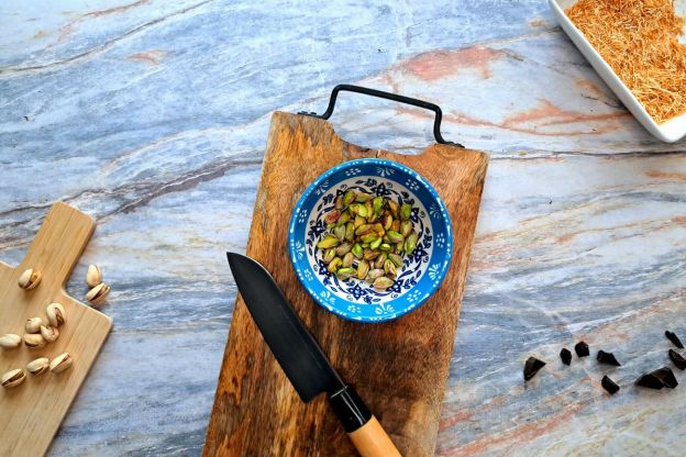 tarta dubajska - siekanie pistacji