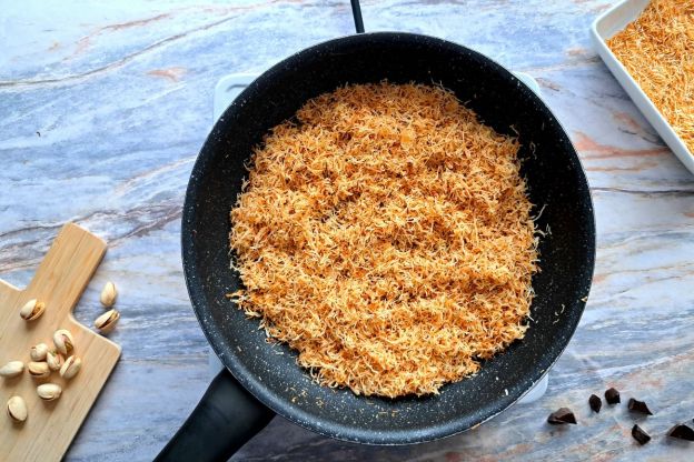 tarta dubajska - smażenie ciasta kataifi