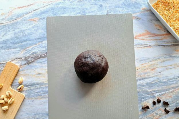 tarta dubajska - ugniatanie kruchego ciasta