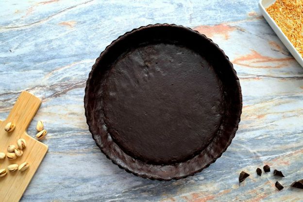 tarta dubajska - wyłożenie foremki ciastem