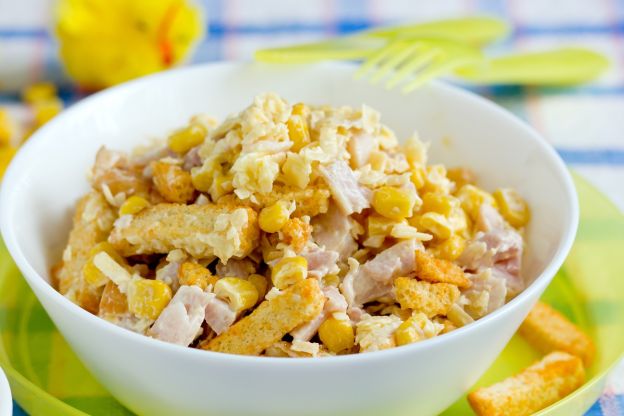 wielkanocna sałatka z grzankami