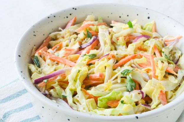 coleslaw z młodej kapusty i piklowanej cebuli