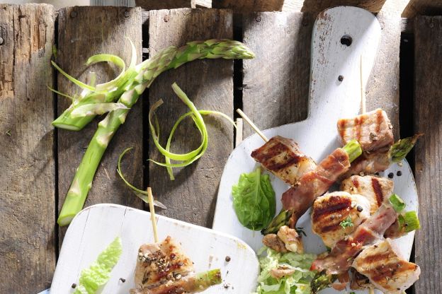 Przepis: Szaszłyki cielęce z szynką i szparagami
