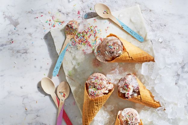 Przepis: Dwukolorowe lody rożki