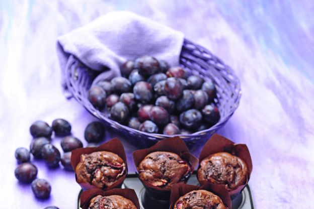 Przepis: Muffinki czekoladowe z węgierkami