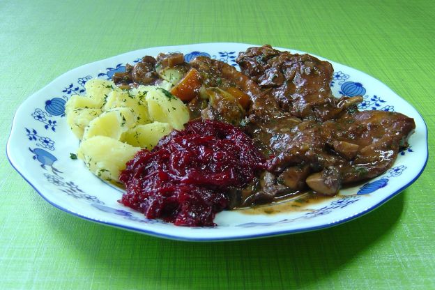 Przepis: Królik duszony może być serwowany na wiele sposobów, my jedliśmy go klasycznie z ziemniakami i smażonymi buraczkami.