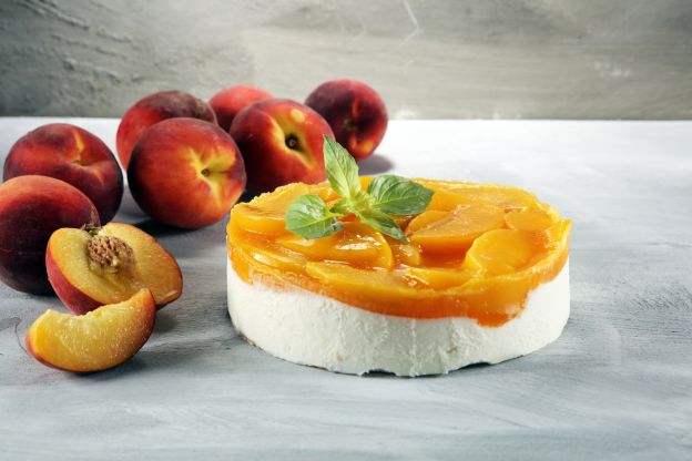 sernik-z-brzoskwiniami