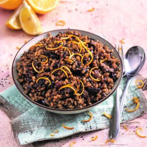 peczak-z-wedzona-sliwka-podgrzybkami-i-slodka-cebula