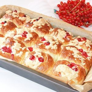 Drożdżówki rwane z porzeczkami i kruszonką