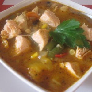 Pikantna zupa rybna z ryb mieszanych i warzyw