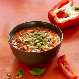 Zupa paprykowa z jabłkiem i pestkami