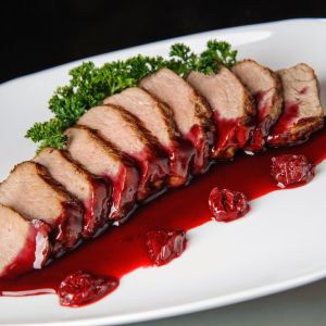 Polędwiczki z sosem wiśniowym