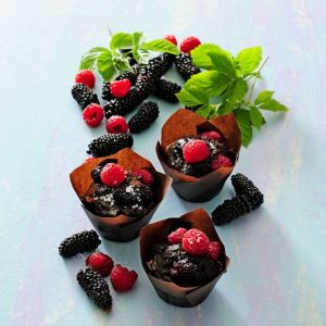 Muffinki orkiszowe z malinami i jeżynami