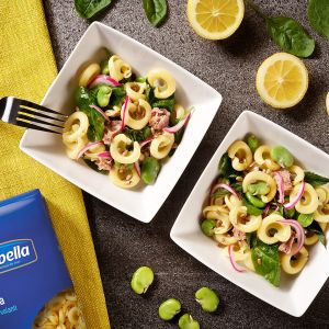 Sałatka z makaronem Lubella Uszka, tuńczykiem, bobem, czerwoną cebulą i młodym szpinakiem