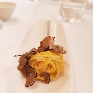 Makaron z czarnymi truflami i serem w restauracji Dolomieu
