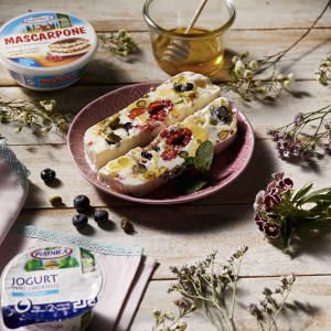 Jogurtowe semifreddo z owocami leśnymi