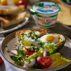 Awokado z zapiekanym jajkiem i Serkiem Wiejskim