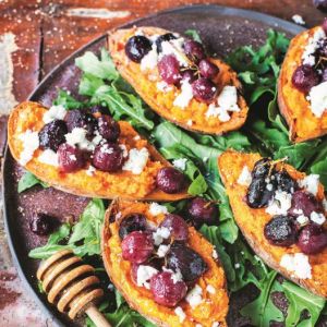 faszerowane-bataty-z-kozim-serem-i-winogronami