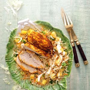 coleslaw-z-ananasem-wiorkami-kokosowymi-i-kolendra