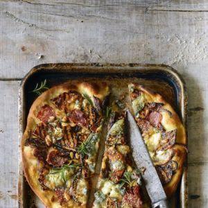 pizza-z-grillowana-dynia-i-serem-plesniowym