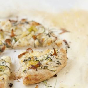 biala-pizza-z-kurkami