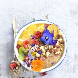 smoothie-bowl-z-jadalnymi-kwiatami