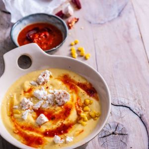 krem-z-kukurydzy-z-serem-feta-i-paprykowym-sosem