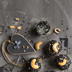 czarne-trufle-z-orzechami-nerkowca