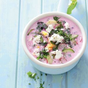 chlodnik-na-zsiadlym-mleku-z-mlodymi-warzywami