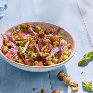 salatka-meksykanska-z-grzankami-i-papryczka