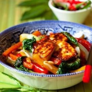 Smażone warzywa z tofu marynowanym w sosie tamari