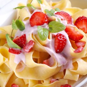 nie-tylko-pierogi-i-knedle-zrob-makaron-z-truskawkami.jpeg?v=2