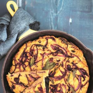 frittata-z-chlebem-czerwona-cebula-i-szalwia