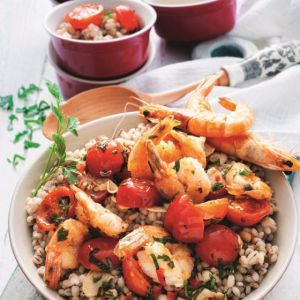 krewetki-tygrysie-z-pomidorkami-koktajlowymi-i-peczakiem