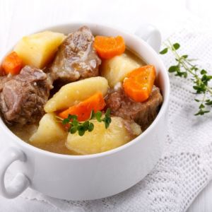 gulasz-z-lopatki-z-pietruszka-i-marchewka