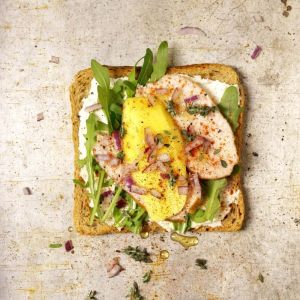 tosty-z-kurczakiem-mango-i-czerwona-cebula