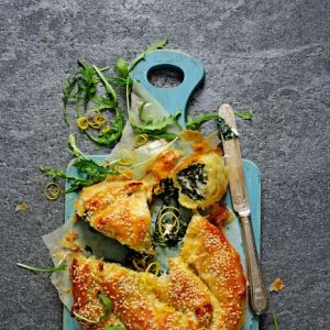 ciasto-filo-faszerowane-pokrzywa-i-serem-feta