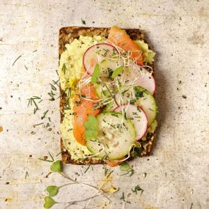 tosty-z-awokado-lososiem-i-ogorkiem