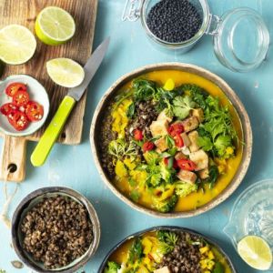 curry-kokosowe-z-tofu-brokulem-i-czarna-soczewica