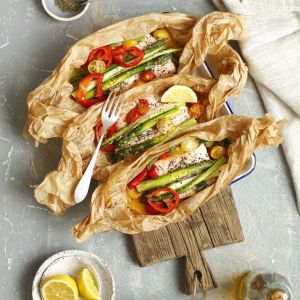 losos-pieczony-w-papilotach-z-warzywami